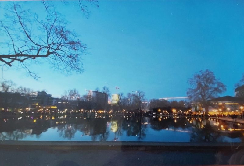 Tausende kommen zur Lichterkette der OMAS GEGEN RECHTS