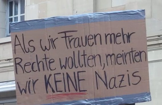 Plakat auf der Demo zum Weltfrauentag 2025 in Stuttgart