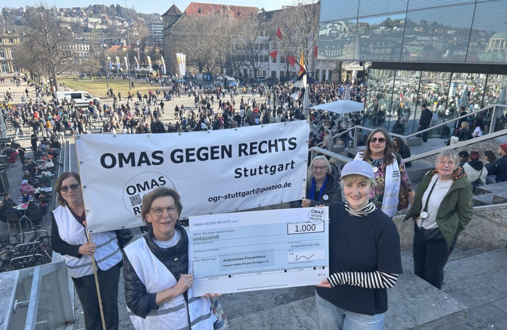 Omas gegen Rechts Stuttgart überreichen am Internationalen Frauentag 2025 einen Scheck an das Autonome Frauenhaus