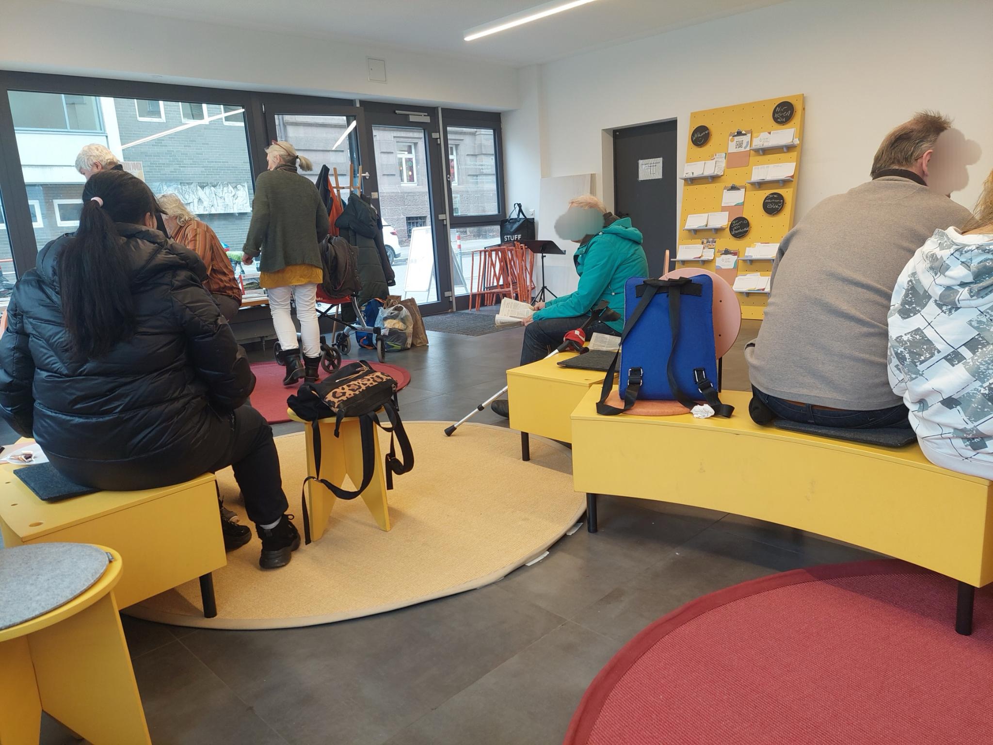 Neue Begegnungsorte schaffen – OMAS unterstützen Kampagne „Politik auf 13 qm“