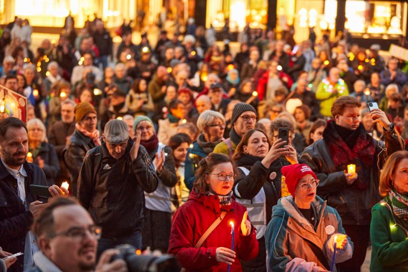 Tausende Menschen bei den Lichteraktionen der Omas gegen Rechts
