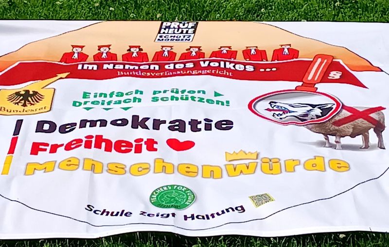Wir könnten alles. Sogar prüfen – Vierte Demo in Stuttgart