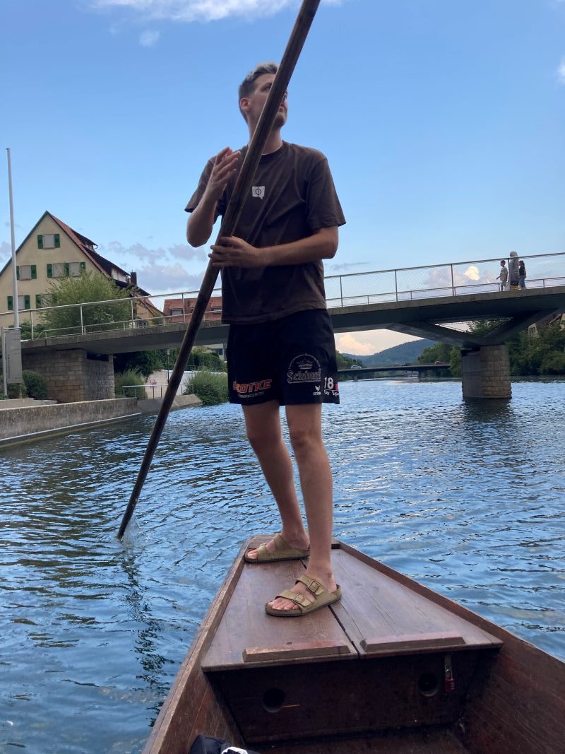 11. und 18. August: OMAS in Rottenburg laden zum Leseabend auf dem Stocherkahn